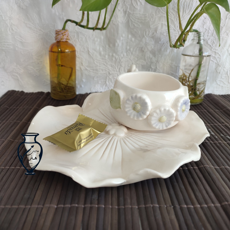 فنجان و سینی سرامیکی دستساز دفرمه گل-سرویس چایخوری